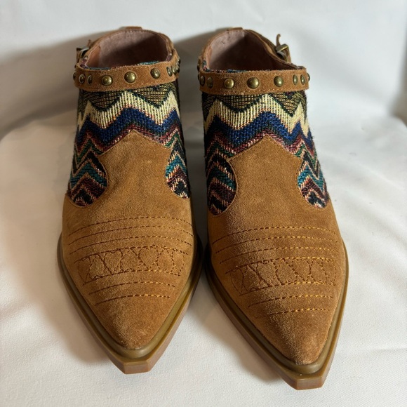 SBICCA Sz 8 Slip On Western Stacked Heel Country Shooties Pointy Toe Shoes NEW - Picture 2 of 9